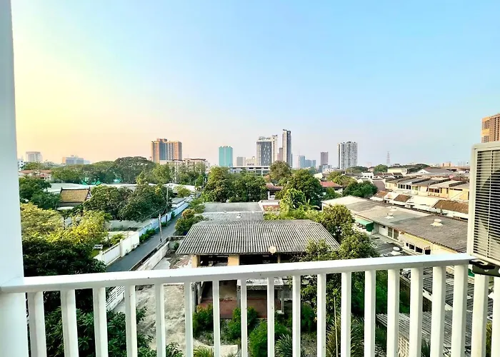 Town Sukhumvit 71 *